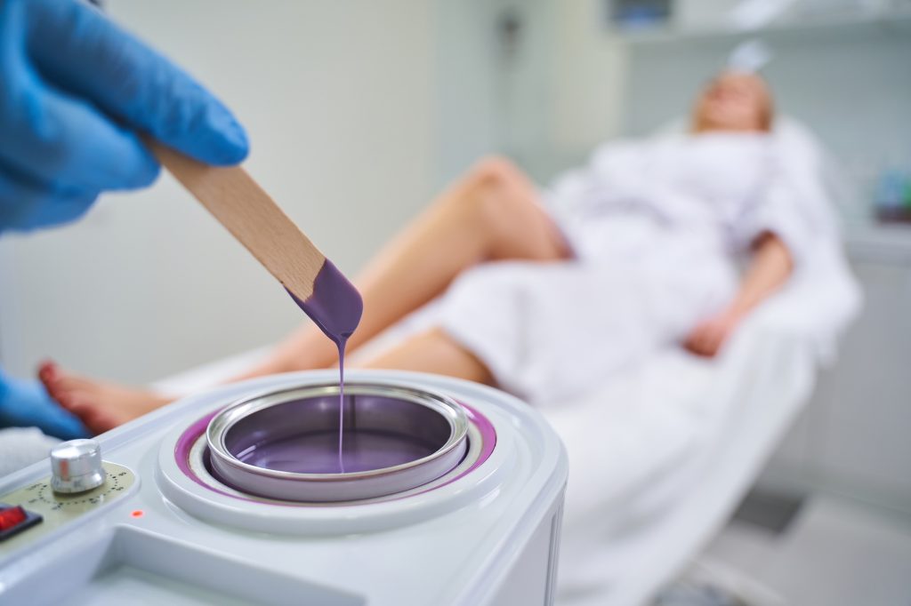 Inicio 5 Close up of cosmetologist that heating wax